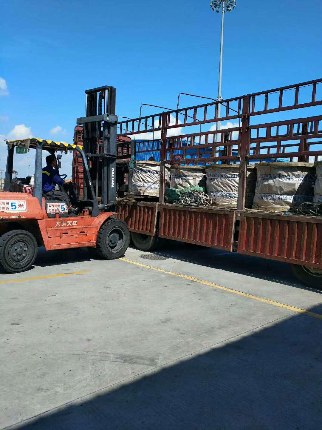 華東鋼繩正在給廣州港訂購德貴州宇宙鋼絲繩卸貨